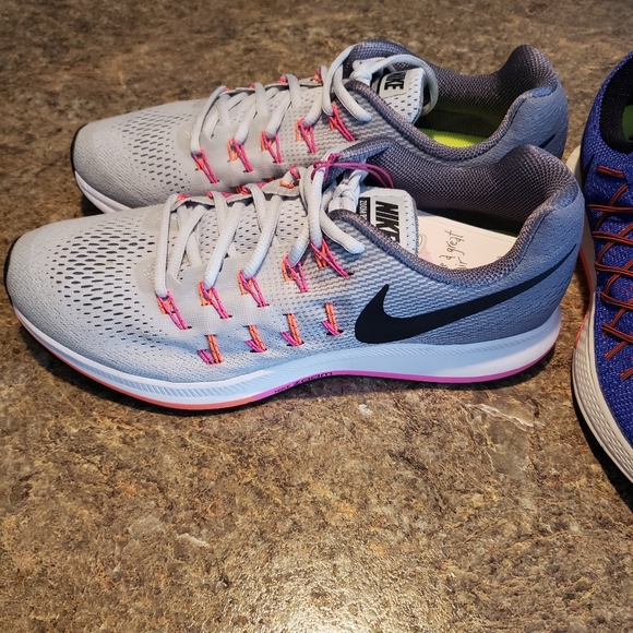 Womans Nike shoes - Picture 3 of 6